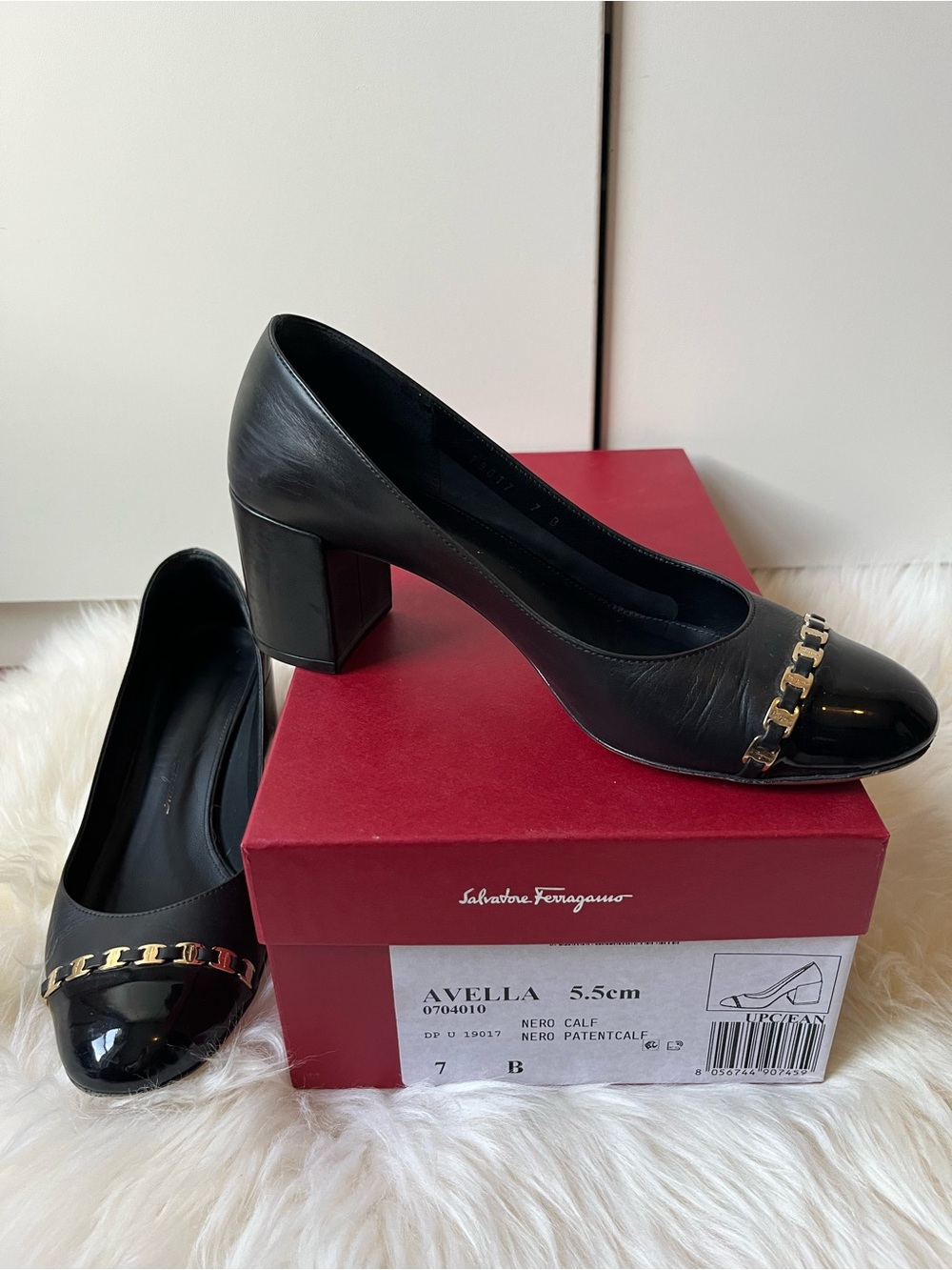 Ferragamo Avella Black Leather Patent Gold Metallic Accent Heel Vara Size 7